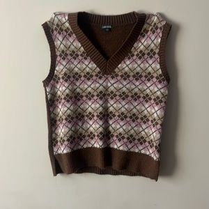 Brown and pink sweater vest. Only won’t once. It’s in good condition!